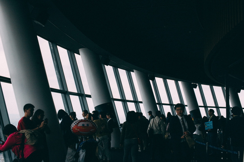 real people, tokyo skytree, waiting, glass - material, window, lifestyles, large group of people, architecture, leisure activity, sumida-ku, group of people