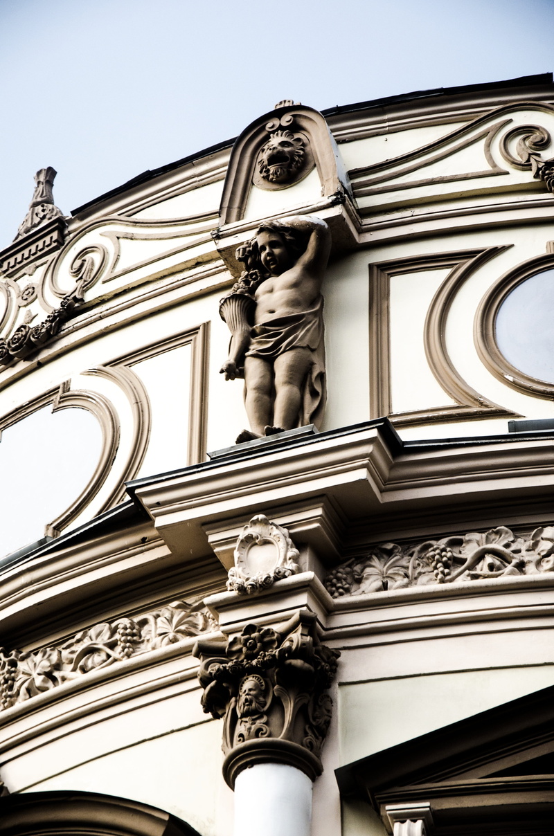 stuccomolding, sky, representation, architecture, day, male likeness, craft, ornate, art and craft, history, haus, stucco, bas relief, female likeness
