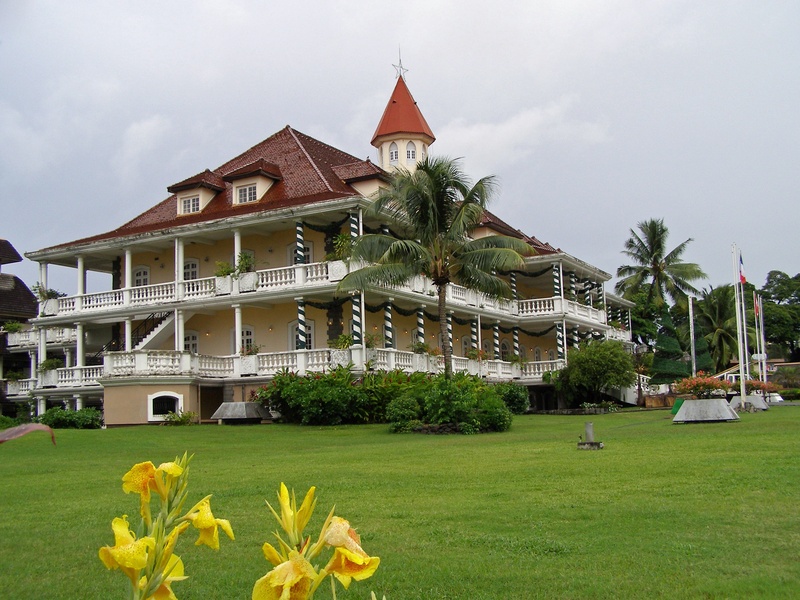 park, plant, government house, flower, hotel de ville, green color, building, religion, day, tree, 2K, flowering plant, sky, island, belief, papeete, nature