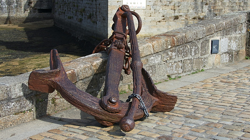architecture, day, old, metal, wall - building feature, concarneau, ancre devant l’entrée de la ville close, city, anchor, wall, mode of transportation