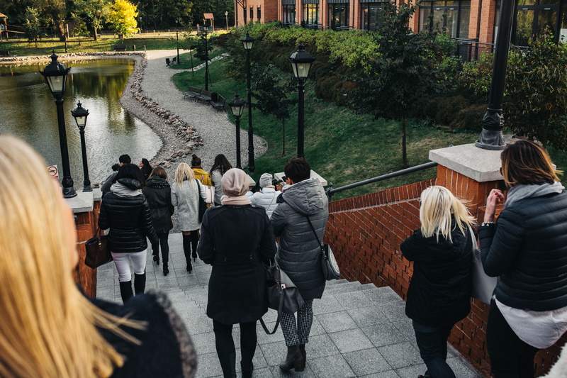 leisure activity, city Life, sunny, adult, large group of people, trip, walking, water, crowd, men, city, day, tree, people, plant, Group of people, built structure