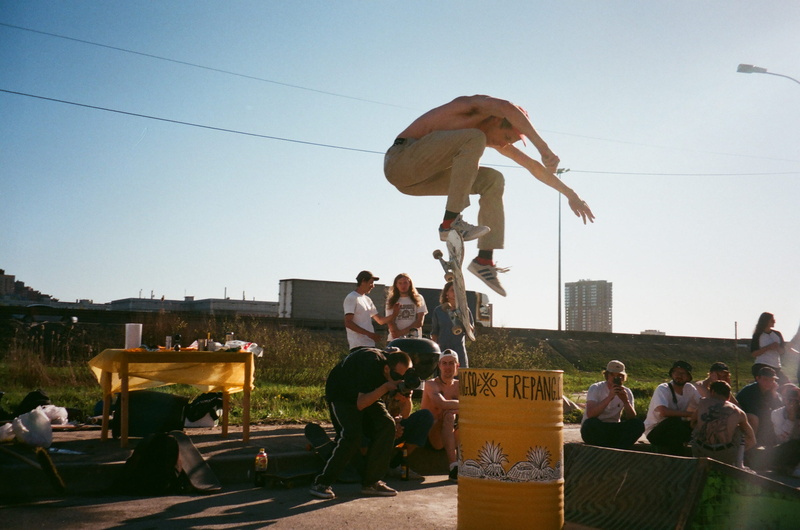 mid adult men, skate, sport, motion, street, mid adult, girl, summer, group of people, standing, crowd, day, mature men, skateboard, 2K, skateboarding