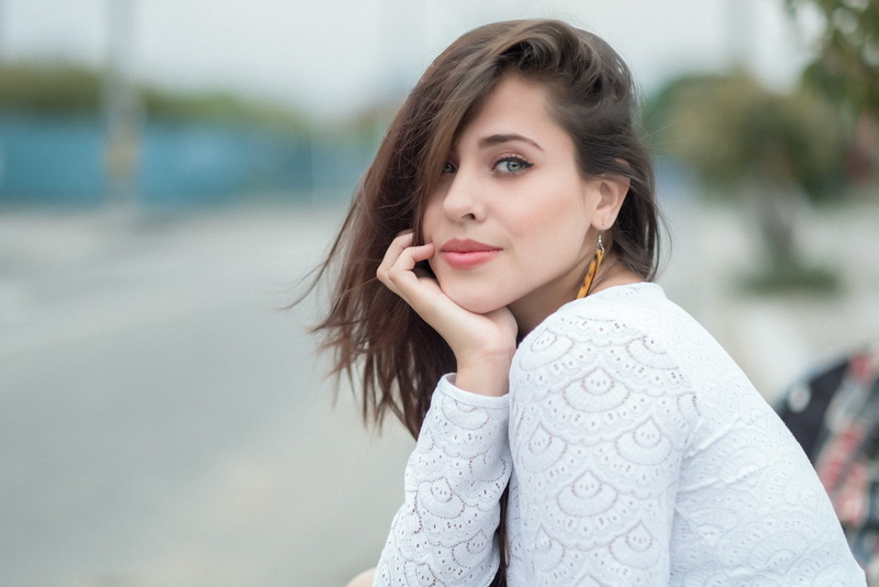 women, smiling, looking at camera, beauty, face, portrait, focus on foreground, contemplation, happiness, young adult, depth of field, 1080P, hair, brown hair