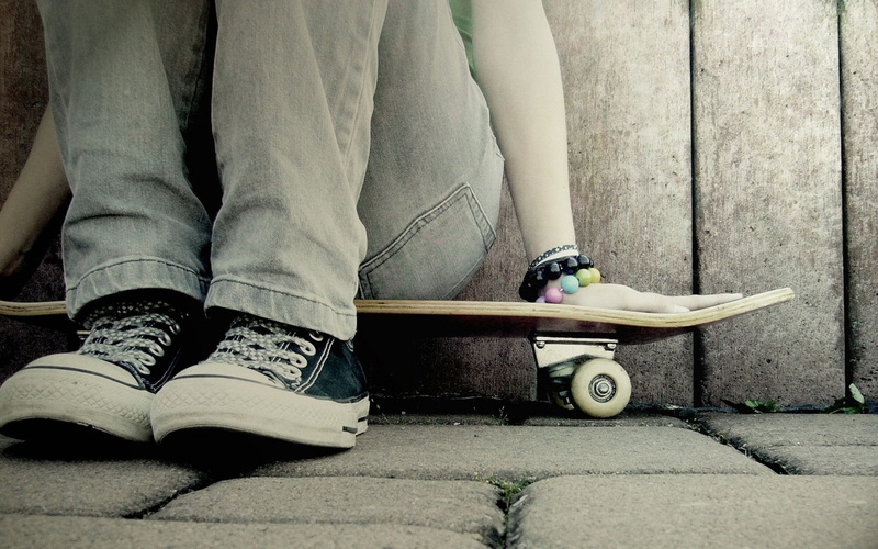 men, 2K, low section, outdoors, real people, shoe, jeans, human leg, lifestyles, body part, human foot, skateboarding, women, standing, casual clothing
