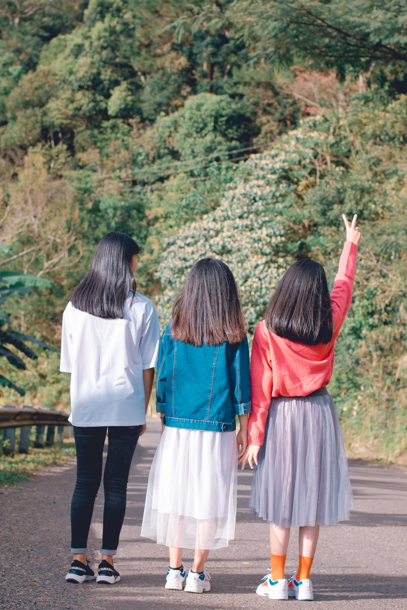 group of people, friends, girls, bonding, leisure activity, park, asian, rear view, green, standing, people, 5K, females, child, hairstyle, childhood