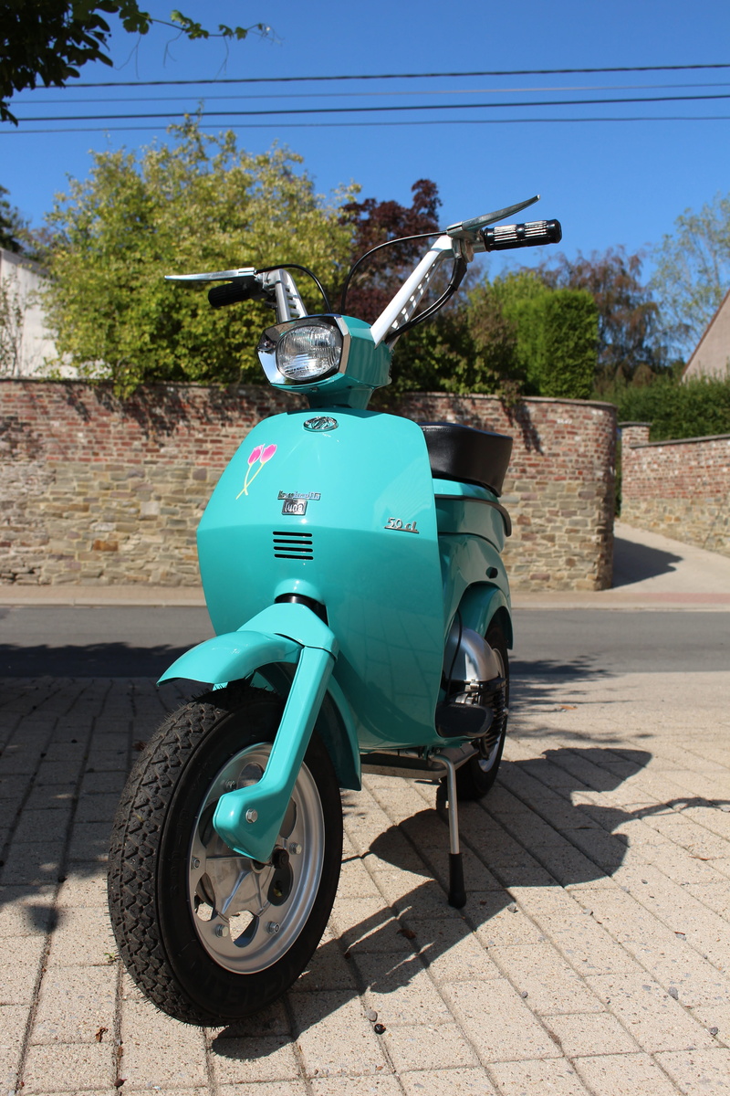 dolce vita, land vehicle, street, transportation, 5K, stationary, scooter, lambretta him, wheel, sunny, blue, innocenti, no people, mode of transportation
