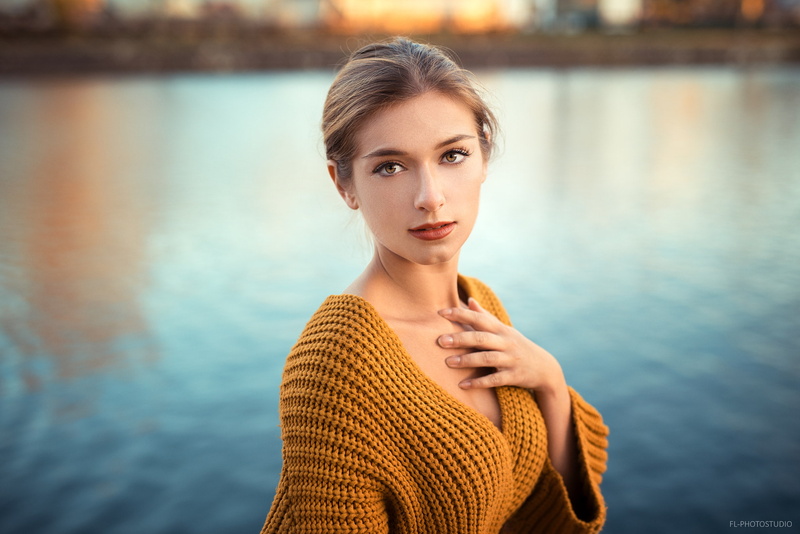 blonde, depth of field, portrait, women outdoors, 1080P, river, red lipstick, women, sweater