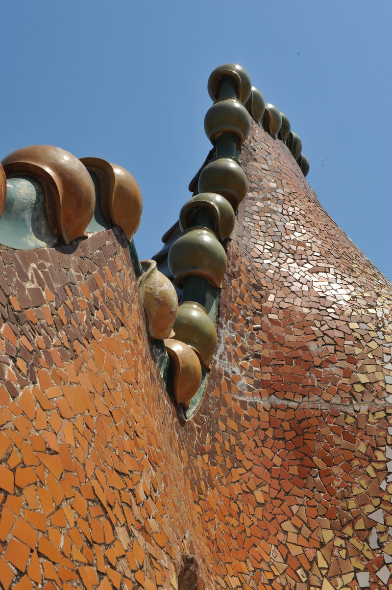 4K, wall - building feature, building exterior, the past, brick, battlò, wall, sunlight, brick wall, particular, gaudí, history, coverage, metal, no people