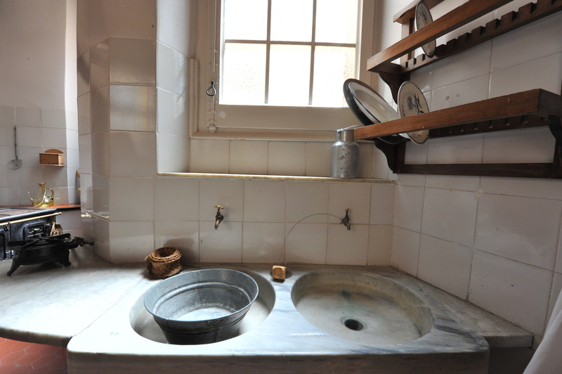 barcelona, gaudí, domestic bathroom, domestic room, faucet, day, kitchen, indoors, abandoned, flooring, sink, window, bathtub, bathroom sink, pedrera, particular