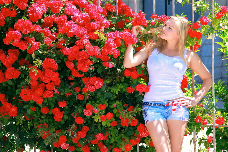 three quarter length, model, flowers, summer, young women, leisure activity, growth, flowering plant, real people, pose, vulnerability, beauty in nature
