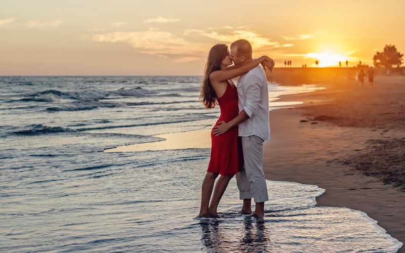 sky, k, couple, positive emotion, lifestyles, couple - relationship, sunset, hd, land, leisure activity, 4K, nature, standing, women, beach, kiss, water