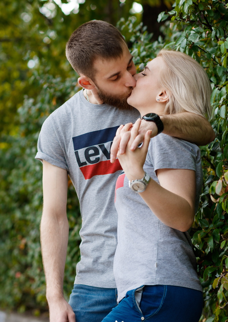 girlfriend, beside, real people, adult, daughter, childhood, two, women, bonding, kiss, boyfriend, men, relationship, couple - relationship, nature, romantic