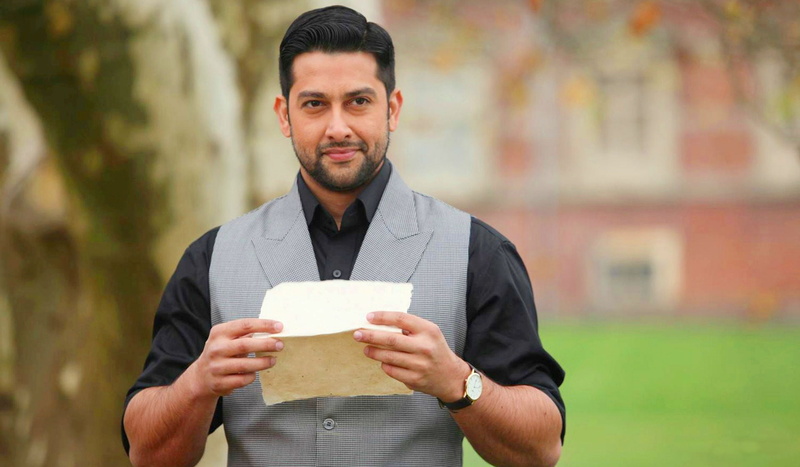 happiness, mid adult men, men, standing, emotion, confidence, 2012, males, aftab, shivdasani, holding, mid adult, 1080P, adult, bollywood, return, portrait