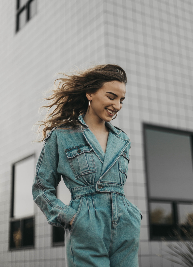 casual clothing, human, woman, jeans, lifestyles, young women, person, long sleeve, 4K, trench coat, hairstyle, one person, outdoors, photo, happiness
