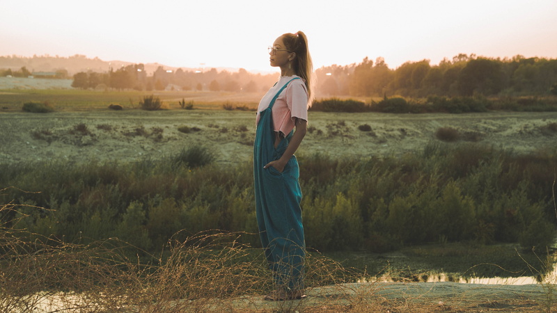one person, hair, green, beauty in nature, hairstyle, grass, field, glasses, adult, woman, dungarees, losangele, plant, tranquility, looking at view, overall