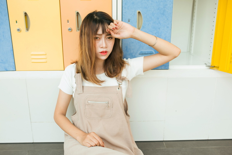 fashion girl, beautiful, lady, day, person, entrance, woman, beautiful woman, three quarter length, casual clothing, hairstyle, cute, makeup, dungaree
