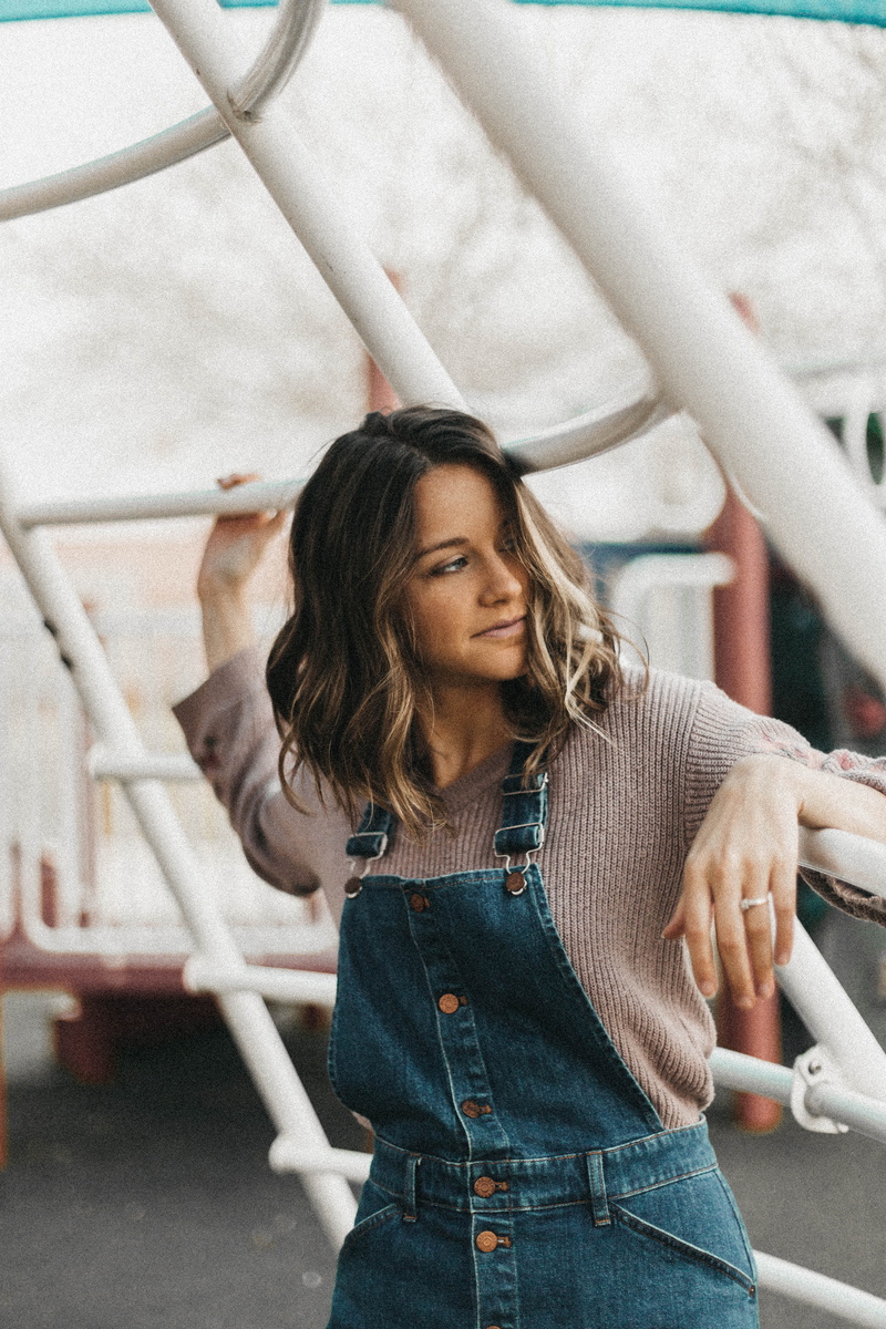 long, beautiful woman, brown, looking, hair, lifestyles, smiling, adult, young adult, sleeved, hairstyle, looking away, contemplation, leisure activity