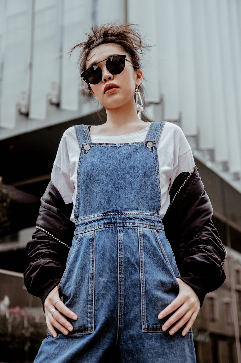 glasses, three quarter length, real people, leisure activity, women, denim, woman, near, front view, fashion, standing, 4K, wearing, young adult, model