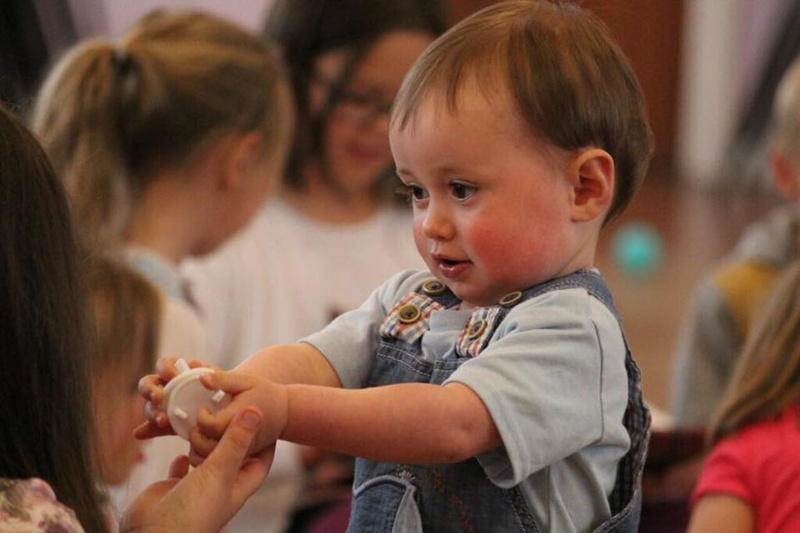 care, wearing, preschool Building, facing, play, women, classroom, shirt, positive emotion, indoors, offspring, dungaree, blue, boy, black, headshot, childhood