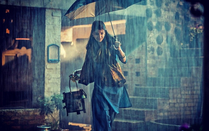 aarfa, bollywood, architecture, front view, holding, beautiful woman, rain, clothing, anushka sharma, three quarter length, one person, anushka, emotion