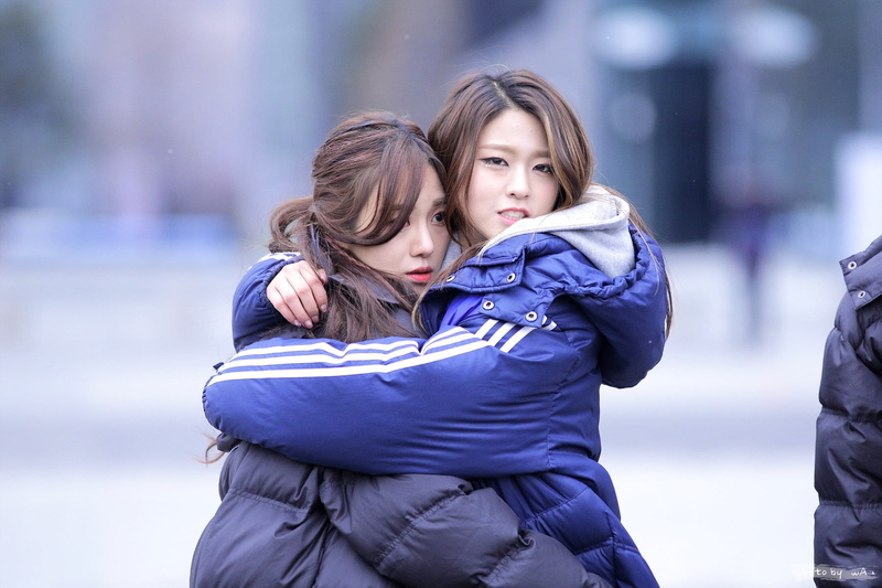 two people, coat, 720P, family, AOA, mother, emotion, women, blue, young adult, focus on foreground, Asian, cold temperature, togetherness, teenager, embracing