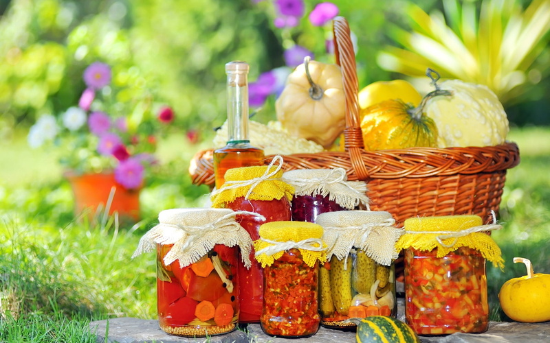 ripe, nature, basket, focus on foreground, drink, clear, rural Scene, sweet Food, vegetable, plant, jars, tomatoes, bottle, container, food, color, carrots