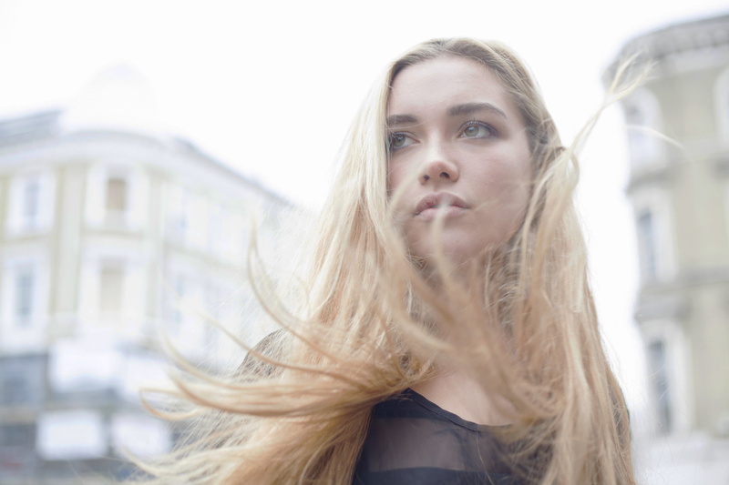 2K, women, wind, Florence Pugh, building, long hair, women outdoors, actress, green eyes