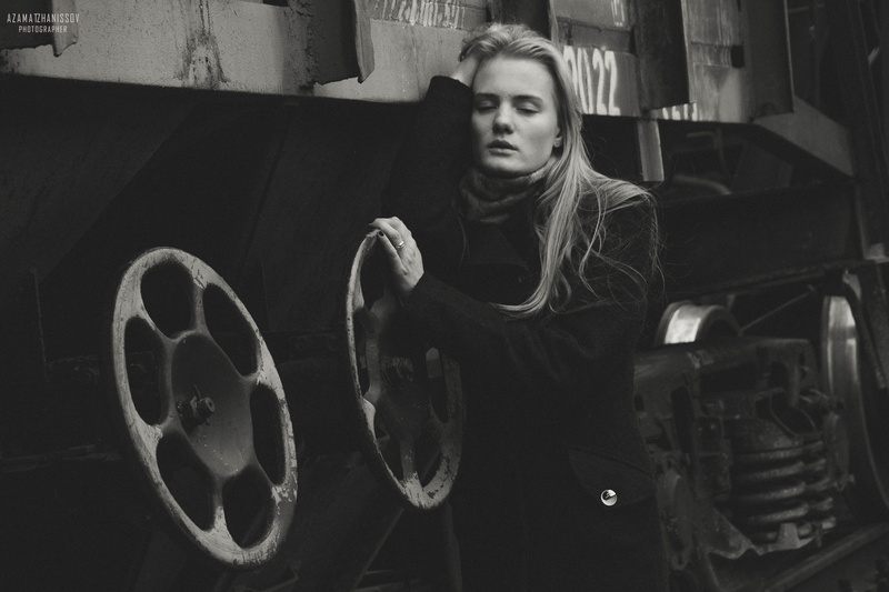 spoke, mouse, long hair, adult, casual clothing, person, lifestyles, electronics, young women, wheel, chair, shelf, truck, tire, leisure activity, 4K