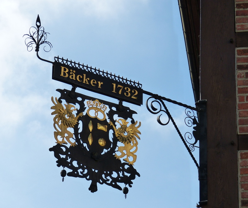 animal representation, bake, building exterior, old town, guidance, lower saxony, craft, architecture, metal, lighting equipment, 2K, built structure