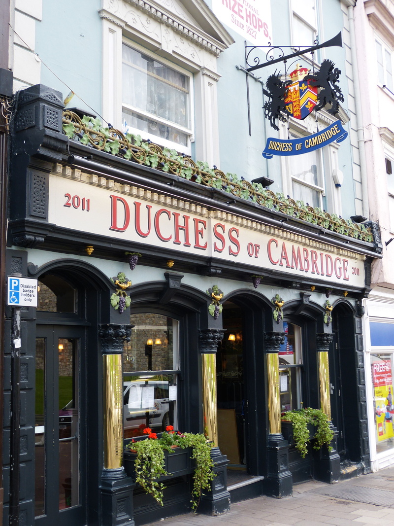 old town, outdoors, london, script, non-western script, western script, restaurant, text, built structure, coat of arms, windsor, city, united kingdom