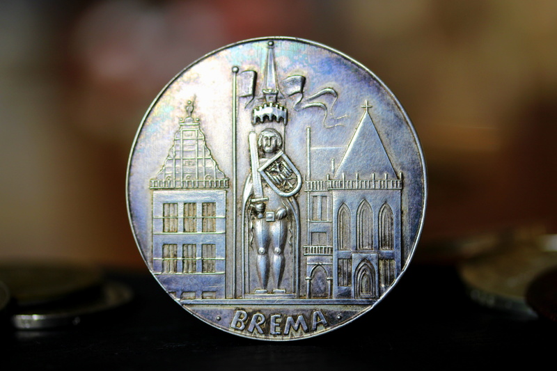 close-up, places of interest, focus on foreground, the past, old houses, single object, close up, urban, architecture, indoors, hb, gloss, close, finance