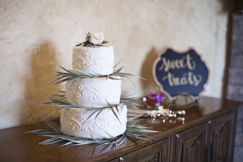 communication, 5K, food, western script, container, christmas, white, tier, sweet, christmas ornament, sweet food, no people, text, focus on foreground