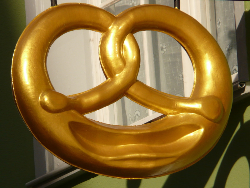 tavern, advertising, decoration, indoors, 2K, simplicity, Golden, craft, Nasal, Pretzel, advertising sign, nasal shield, geometric shape, shape, gold