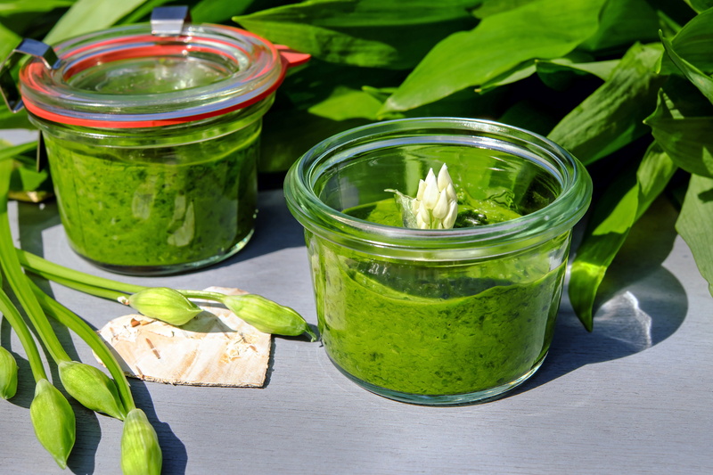 daytime, indoors, eat, leaf, bärlauch pesto, freshness, vegetable, kitchen herb, cucumber, container, food and drink, pots, glass, clear, garlic leaves