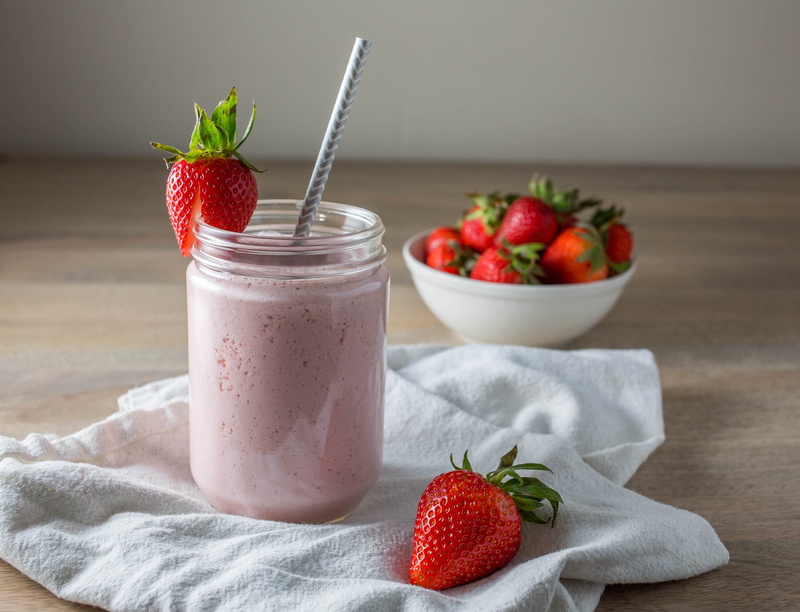 no people, berry fruit, glass, strawberry, household equipment, healthy eating, drink, dairy product, food and drink, drinking straw, 2K, food, smoothie