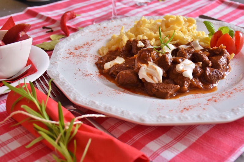 crockery, meal, ceramic, plate, fruit, mager, goulash, healthy eating, protein, kitchen utensil, 2K, indulgence, eating utensil, table, eat, meat, fork