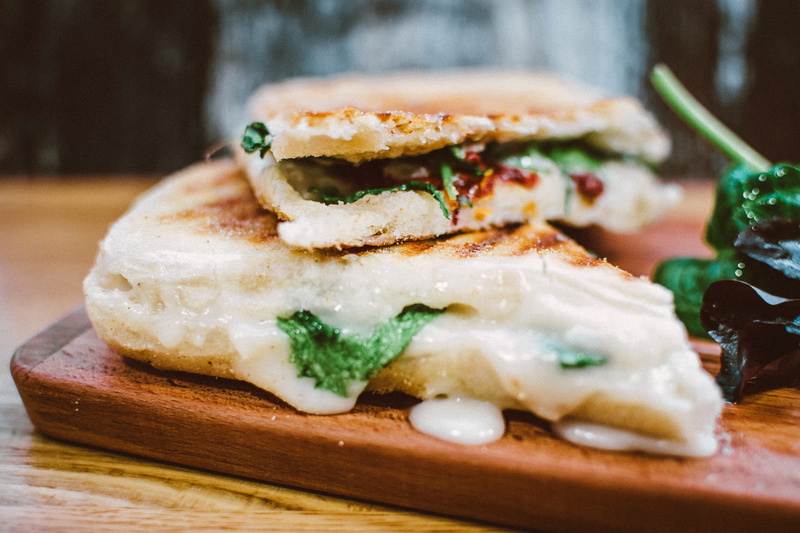 close-up, cooked, selective focus, temptation, cheese, slice, indoors, indulgence, no people, lunch, plate, 5K, serving size, focus on foreground, freshness