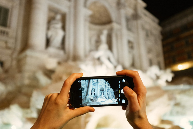 modern, one person, gadget, tourist, horizontal, concept, photography themes, fontana, fountain, photography, human body part, frame, italian, smart phone
