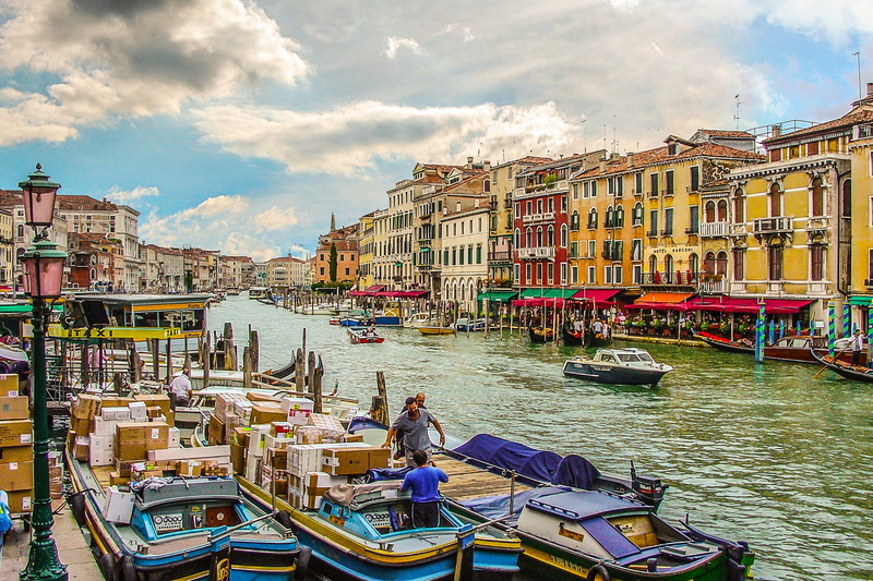 famous Place, gondola, cloud - sky, city, gondola - traditional boat, Grand, mode of transportation, 1080P, tourist, cityscape, history, sky, Boats, cultures