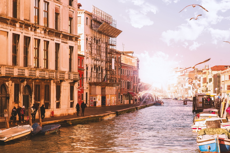 4K, transportation, travel destinations, gondola - traditional boat, birds, tourism, incidental people, venice, building exterior, sun, nautical vessel