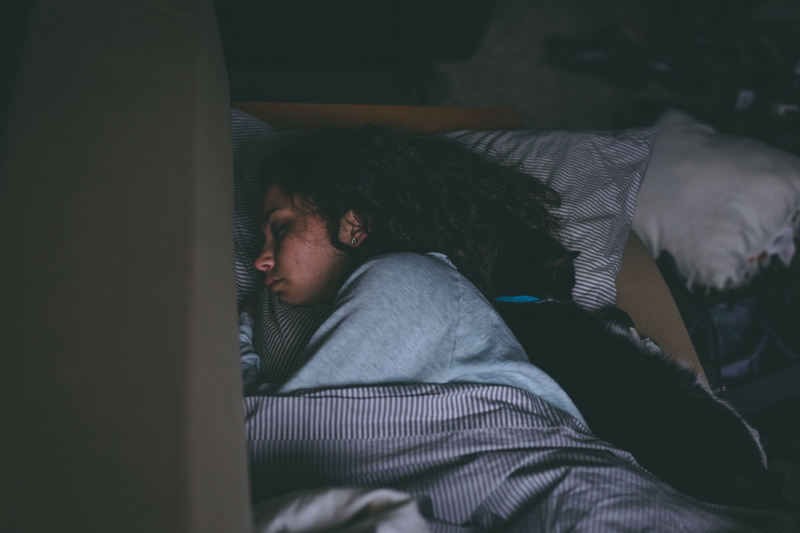 domestic room, eyes closed, sleep, innocence, asleep, 5K, indoors, woman, leisure activity, home interior, bed, real people, resting, lying down, relaxation