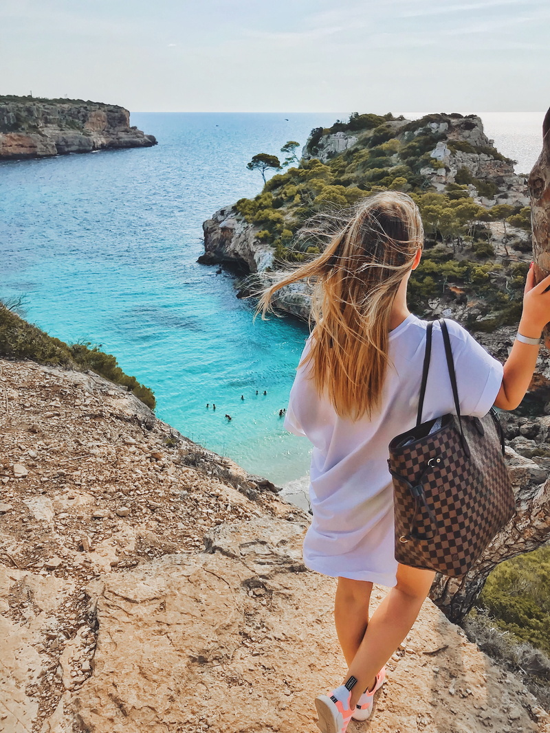 lifestyles, rock, beach, leisure activity, holiday, rear view, vacation, solid, nature, water, land, real people, human, iphone, person, hot, beauty in nature