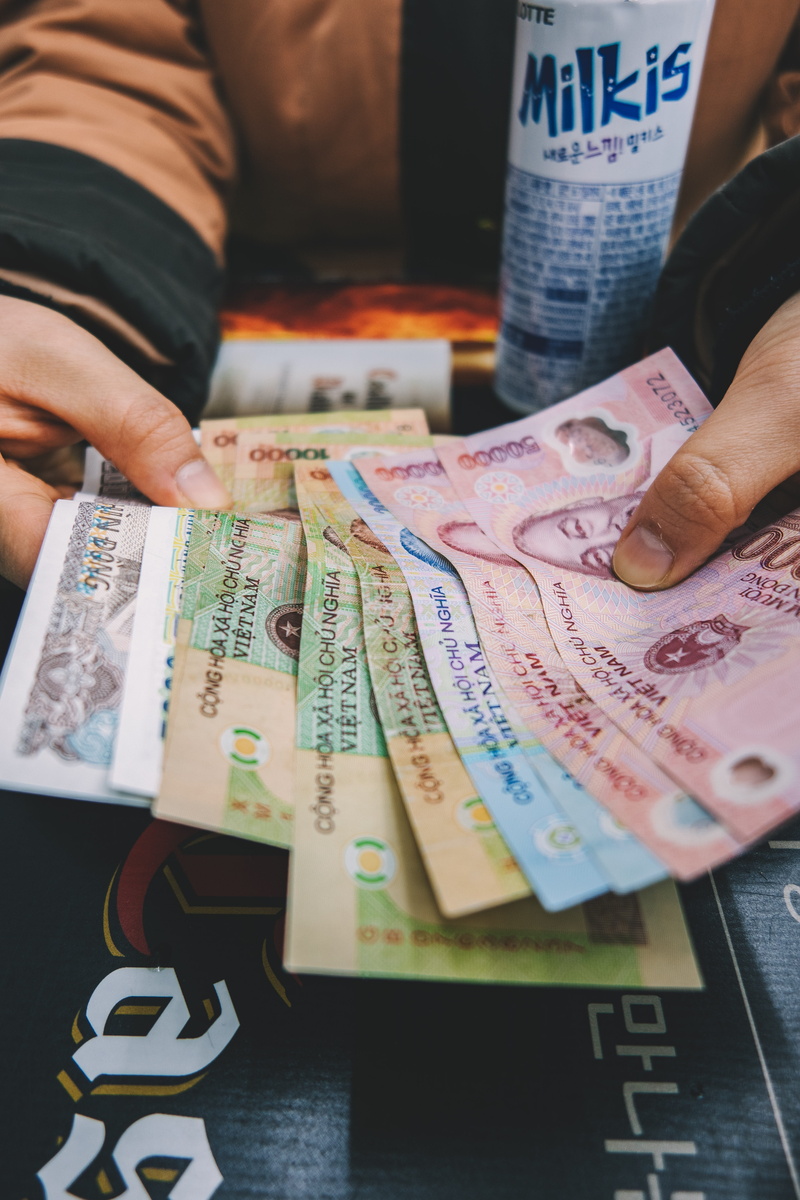 254 noksapyeong-daero, 5K, senior citizen, real people, amounts, holding, leisure activity, paper currency, close-up, lifestyles, one person, human body part