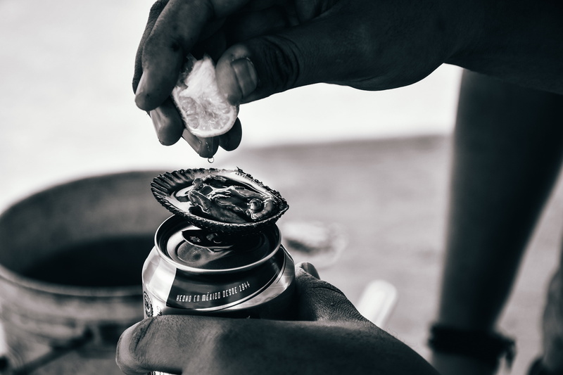 sleeve, squeeze, hand, trophy, person, real people, 5K, glass, slice, close-up, finger, one person, day, apparel, holding, unrecognizable person, coin