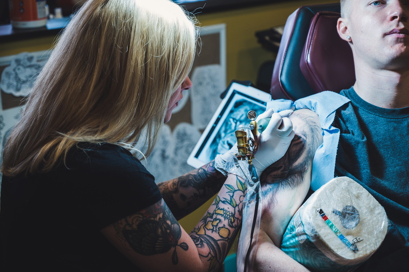 leisure activity, young women, people, tattooing, friendship, real people, tatoo artist, tatooing, 5K, artist, females, casual clothing, right, woman