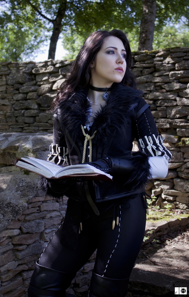 long hair, hair, fashion, Yennefer of Vengerberg, portrait, leather, architecture, brick, beautiful woman, three quarter length, Yennefer, teenager, leather jacket