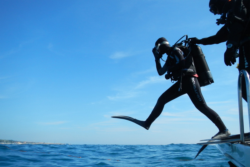 full length, diver, scuba diving, mid-air, diving, sport, blue, adventure, people, leisure activity, divers, underwater, sea, 4K, horizon over water, scuba