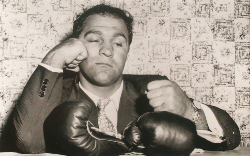 waist up, adult, sports, people, emotion, communication, front view, indoors, 1080P, sitting, Rocky Marciano, wall - building feature, boxing gloves, young adult
