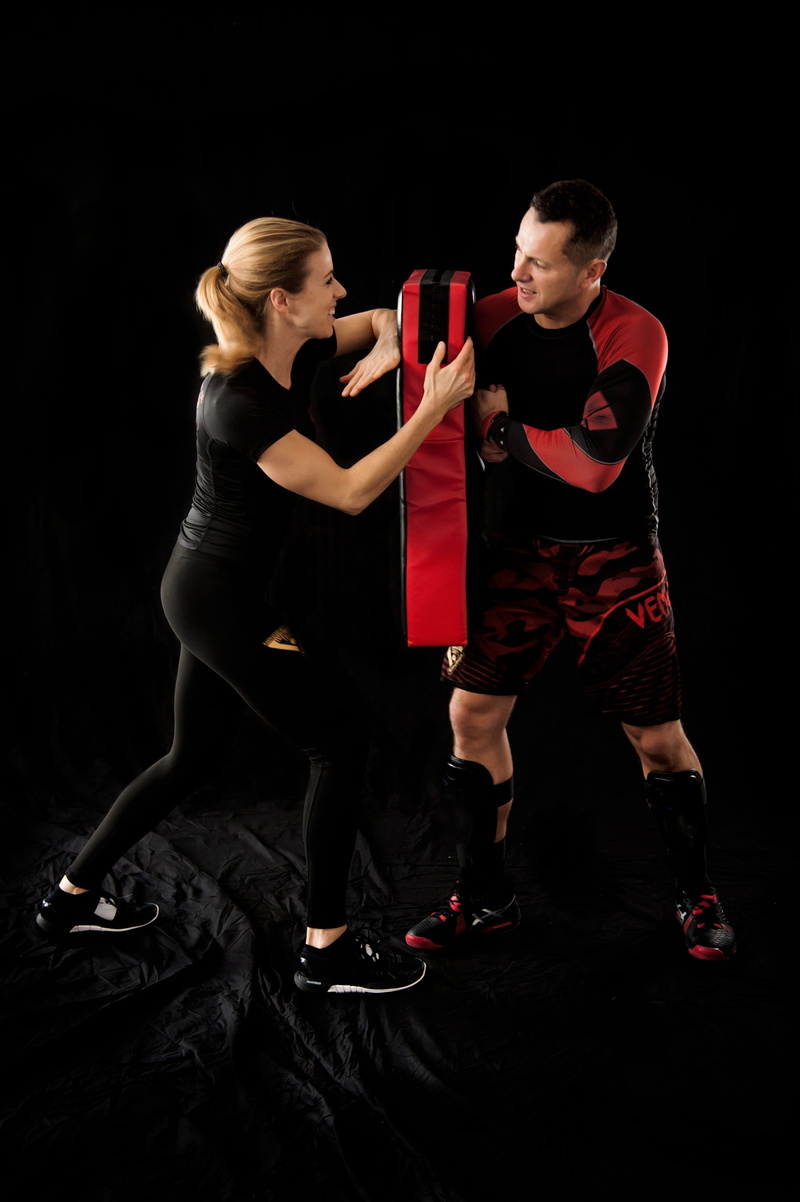 people, box, couple - relationship, women, two people, self-defense, paw training, studio shot, fitness, casual clothing, defence, boxing glove, sport