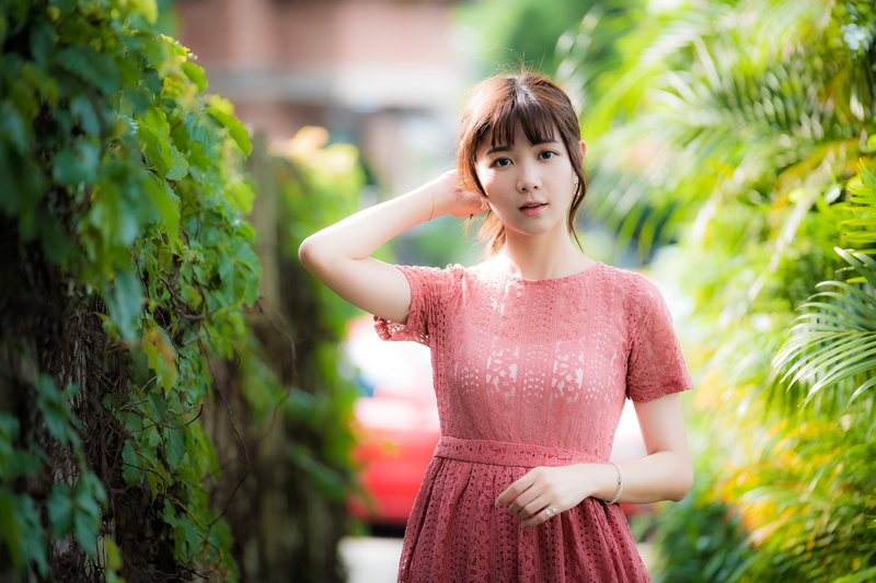 women, women outdoors, earring, focus on foreground, plant, 1080P, Asian, bangs, young adult, looking at viewer, day, young women, front view, three quarter length